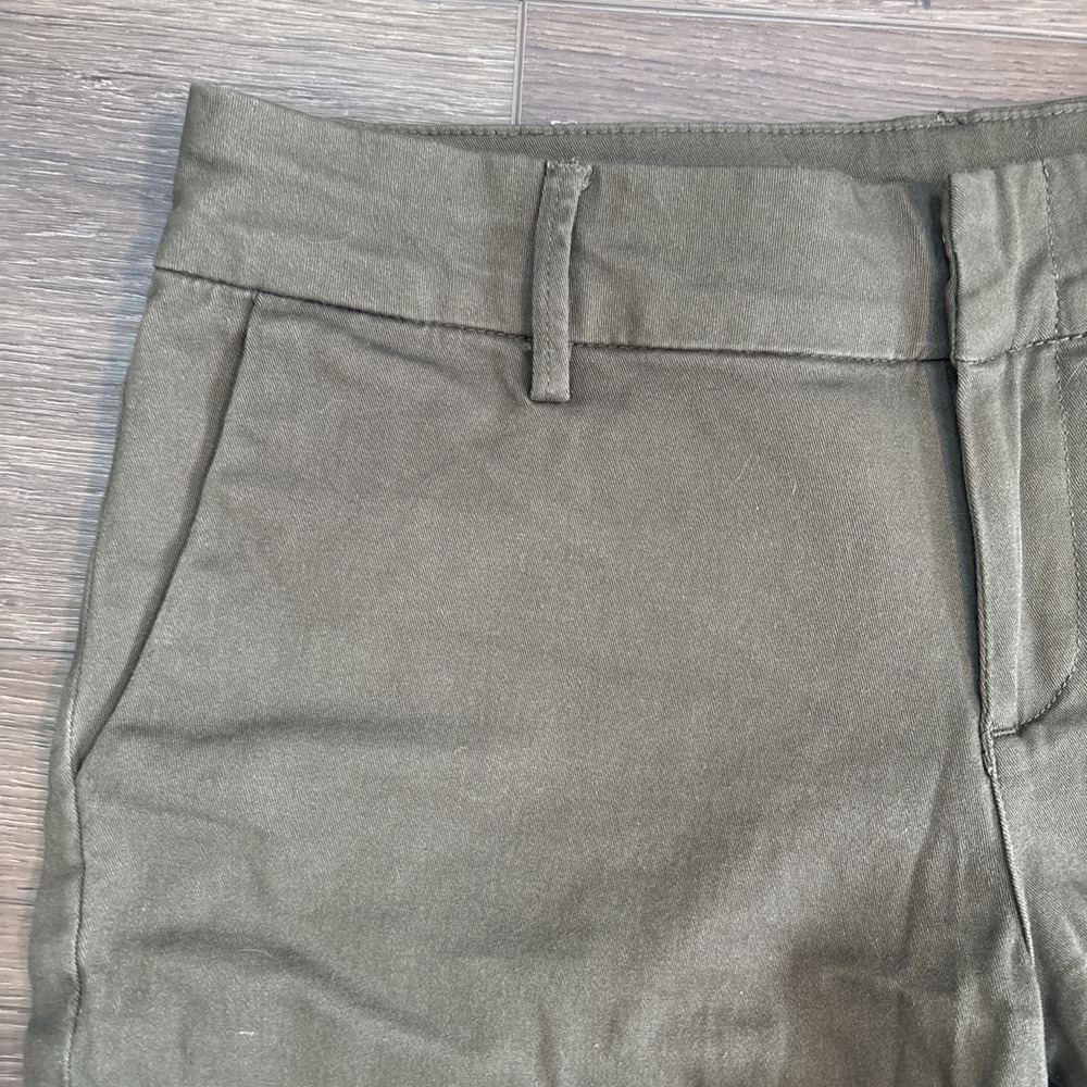 Kut From Kloth Julia Walking Short Green 6.5" Inseam‎ Size 8 - Picture 2 of 5